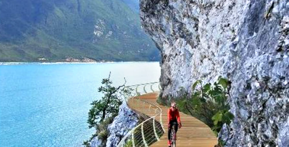 Lago di Garda:La pista ciclabile dei record: 100 milioni di euro per 140 km di percorsi mozzafiato“  