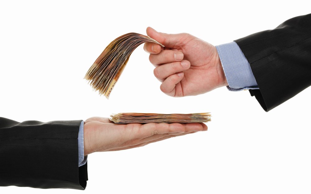 Italiani generosi, prestiti a parenti e amici